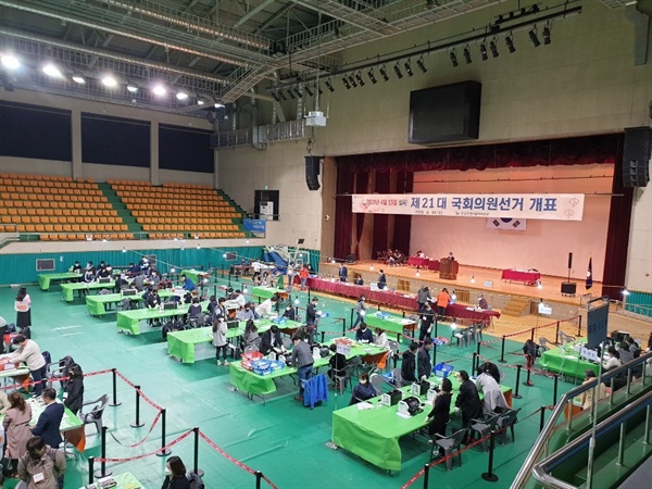 중앙선거관리위원회에서 공개한 자료에 따르면 홍성지역 최종투표수는 5만2895명으로 홍문표 후보가 2만7201표를, 김학민 후보가 2만4080표, 윤상노 후보가 887표를 획득했다.