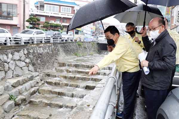허성무 창원시장은 17일 마산 회원천, 양덕천의 저지대 침수예방사업장 점검에 나섰다.