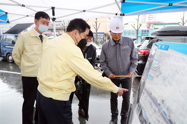 허성무 창원시장은 17일 마산 회원천, 양덕천의 저지대 침수예방사업장 점검에 나섰다.