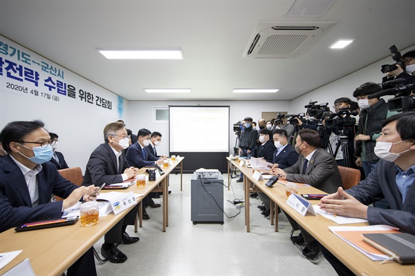  이재명 경기도지사가 17일 공공배달앱 전략수립을 위해 군산시의 공공배달앱 '배달의 명수' 운영업체를 방문, 운영사항 등에 대한 현황을 청취하고 관계자들과 간담회를 하고 있다. 