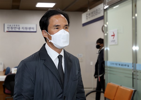 '하청업체 뒷돈 수수' 혐의를 받는 조현범 한국타이어 대표가 17일 오후 서초구 서울중앙지법에서 열린 선고 공판에 출석하고 있다.