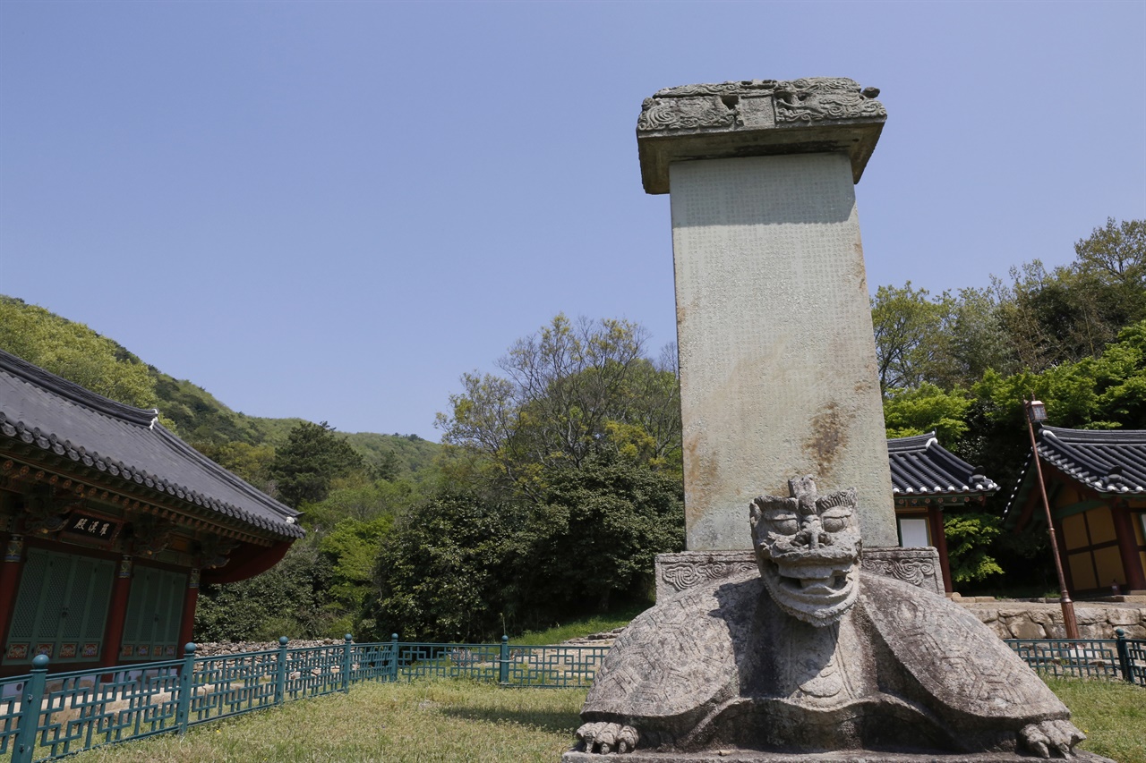  무위사에서 만나는 선각대사탑비. 고려 때 건립된 것으로 알려져 있다. 소박한 절집 무위사에는 국보와 보물급 문화재가 많다.