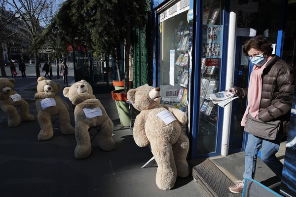 코로나19 사회적 거리 두기 홍보하는 프랑스 파리 곰 인형.