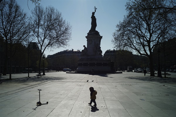 한 프랑스 어린이가 지난해 4월 코로나19 여파로 텅 빈 파리 레퓌블리크 광장을 지나고 있다.