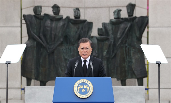  문재인 대통령이 19일 오전 서울 강북구 국립4.19민주묘지에서 열린 제60주년 4.19혁명 기념식에서 기념사를 하고 있다.