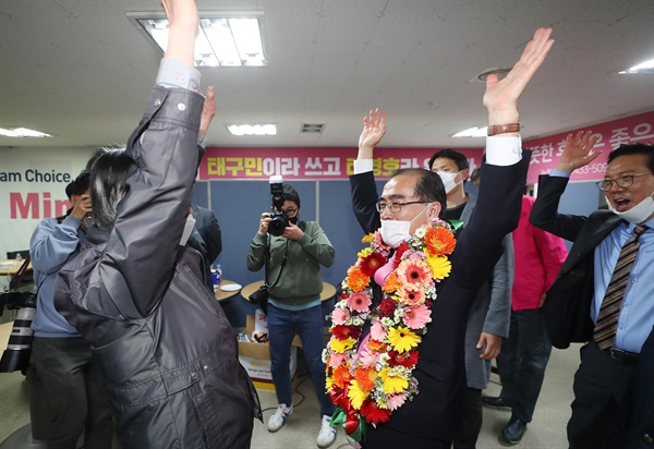 16일 서울 강남갑에 출마한 미래통합당 태구민(태영호) 후보가 강남구 선거사무실에서 당선이 확실시 되자 지지자와 함께 만세를 부르고 있다.