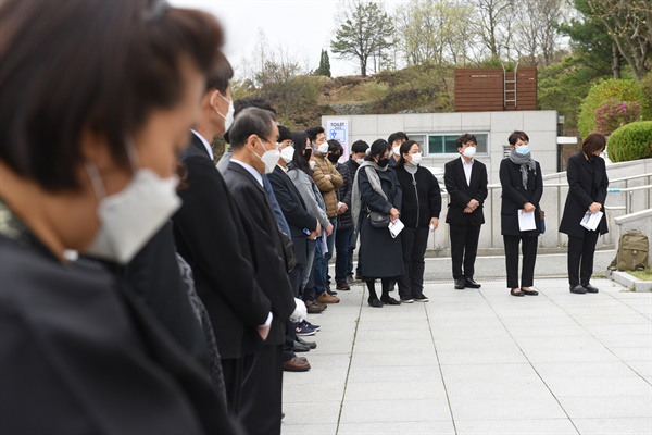 ‘통일애국지사 故 허찬형 선생 추도식’에 참석한 이들이 끝내 고향에 가지 못하고 운명한 허찬형 선생의 죽음을 애도하며, 고개를 숙인 채 추도사를 듣고 있다.