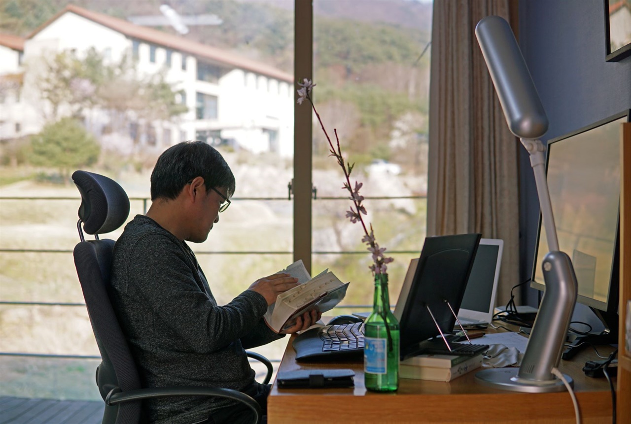 토지문화관에서 번역하고 있는 박종대 선생 토지문화관에서 번역하고 있는 박종대 선생