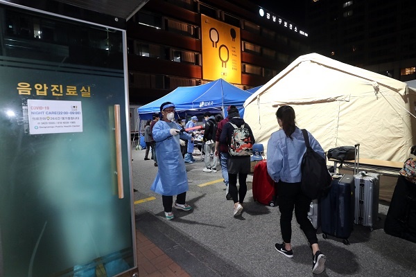 강남구보건소 선별진료소에서 모든 해외입국자에 대한 검체검사를 실시하고 있다.