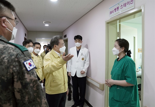 지난 3월 2일 문재인 대통령이 대전 국군대전병원에서 간이음압격리병실을 둘러보고 있다. 2020.3.2
