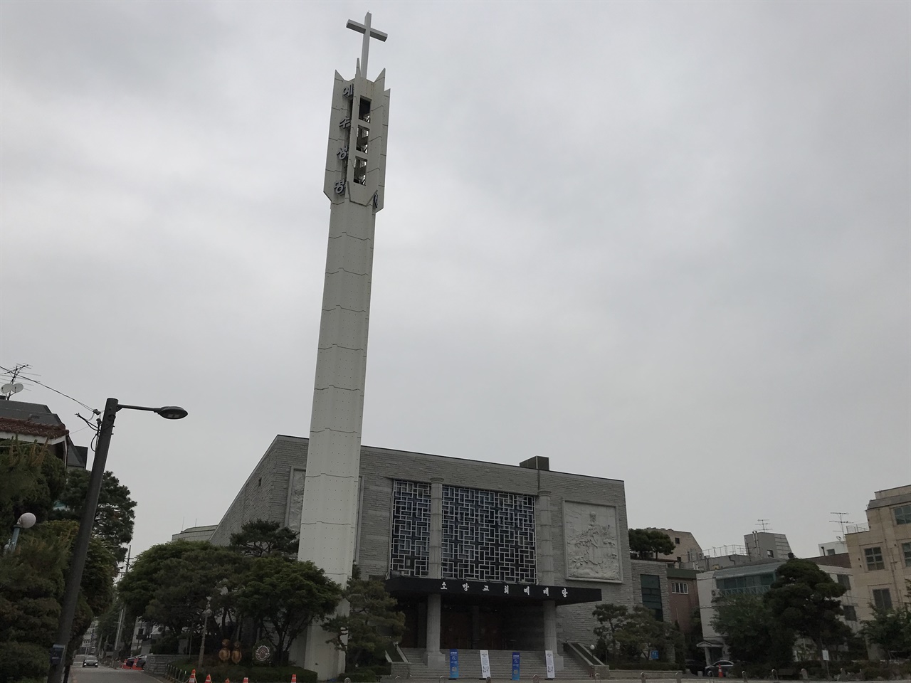 강남구 신사동에 있는 초대형교회. 등록 교인이 8만여 명, 출석 교인은 4만여 명으로 알려져 있다. 1977년 곽선희 목사가 신도 11명과 함께 시작했고, 압구정동 현대아파트 상가를 거쳐 지금의 위치에 자리잡았다. 곽선희 목사에 이어, 김지철 목사, 김경진 목사가 뒤를 이었다. 이명박 정부 때 소망교회 출신 여럿이 정부 고위직에 임명되면서 ‘고소영’ 정권이라는 논란을 일으켰다. 