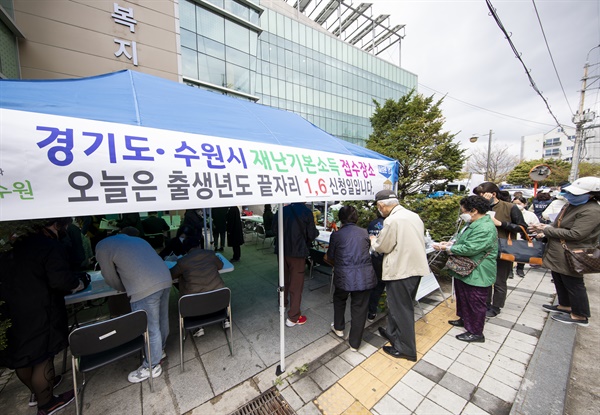  경기도(도지사 이재명)가 20일부터 읍·면·동 행정복지센터와 농협지점 등에서 경기도 재난기본소득 선불카드 신청을 받기 시작했다. 20일 오전 수원시 화서1동 행정복지센터에서 도민들이 선불카드를 신청하고 있다.