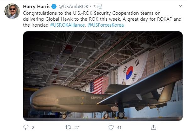  한국군이 미국으로부터 도입한 고고도 무인정찰기 글로벌호크(RQ-4) 2호기가 국내에 도착했다. 해리 해리스 주한미국대사는 19일 트위터에 "이번 주 한국에 글로벌호크를 인도한 미·한 안보협력팀에 축하한다"며 "한국공군과 철통같은 미한동맹에 매우 좋은 날"이라고 밝혔다. 2020.4.19 [해리 해리스 주한미국대사 트위터 캡처. 재판매 및 DB금지]