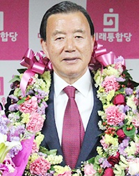 홍문표 당선인이 15일 예산선거연락소에서 당선축하 꽃다발을 안고 기념사진을 찍고 있다.