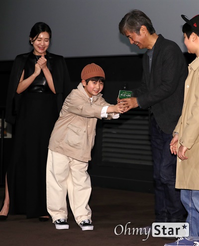 '저 산 너머' 이경훈, 예의바른 소년 이경훈 배우가 20일 오후 서울 용산구 한강대로의 한 상영관에서 열린 영화 <저 산 너머> 시사회에서 무대인사를 한 뒤 안내상 배우에게 마이크를 건네고 있다. <저 산 너머>는 김수환 추기경의 어린 시절을 다룬 영화다. 30일 개봉.