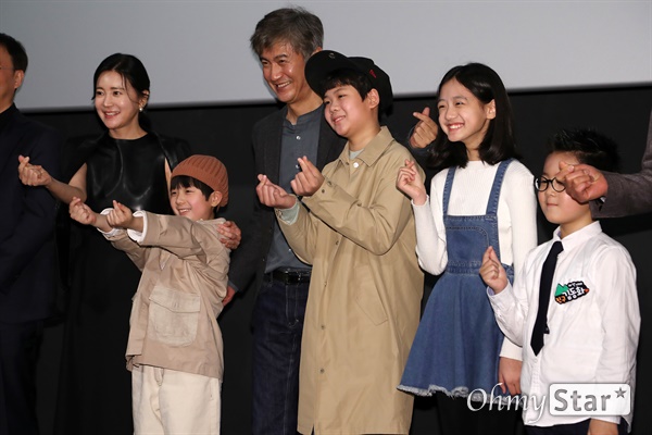 '저 산 너머' 사랑 가득한 힐링 무비 20일 오후 서울 용산구 한강대로의 한 상영관에서 열린 영화 <저 산 너머> 시사회에서 최종태 감독과 이항나, 이경훈, 안내상, 정상현, 이슬비, 김동화 배우 등이 무대인사를 하고 있다. <저 산 너머>는 김수환 추기경의 어린 시절을 다룬 영화다. 30일 개봉.