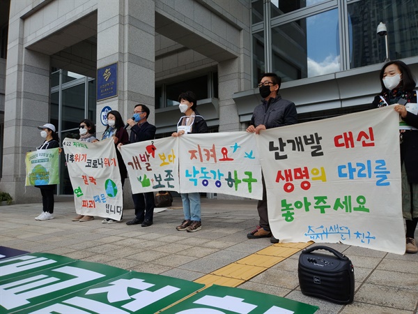 환경영향평가제도개선전국연대와 낙동강하구지키기전국시민행동(준)이 20일 부산시청 앞을 출발해 22일 창원 낙동강유역환경청까지 걷는 도보순례에 나섰다.