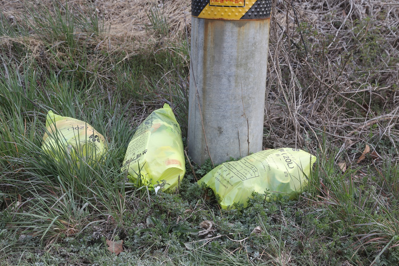 삼봉저수지에 타 지역 종량제 봉투에 담긴 쓰레기가 버려져 있다. 