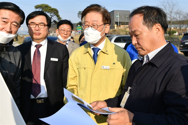  이재명 경기도지사가 24일 오후 경기 양평군 대심리에 있는 하천 및 계곡 불법시설물 철거 현장을 방문해 집행 상황을 보고 받고 있다. 