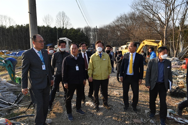  이재명 경기도지사가 24일 오후 경기 양평군 대심리에 있는 하천 및 계곡 불법시설물 철거 현장을 방문해 집행 상황을 둘러보고 있다. 