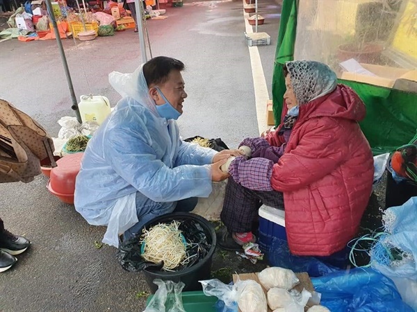 김 후보는 비가오는 날씨에도 지역 내 전통시장을 찾아 선거기간동안 다소 불편을 겪었을 유권자들에게 죄송함과 감사함을 전했다. 이제는 함께 해줄 당원들도 선거캠프 관계자들도 없지만 김 후보는 지역민들에게 당분간 지속적으로 감사인사를 전하겠다는 각오이다.
