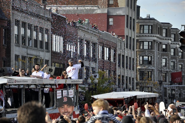  보스턴 레드삭스가 우승한 후, 퍼레이드에 나선 선수들이 시민들에게 손을 흔들고 있다. 이날 퍼레이드에서는 보스턴 테러에 희생된 피해자들을 기리는 행사 역시 열렸다.(CC-BY-SA 2.0)