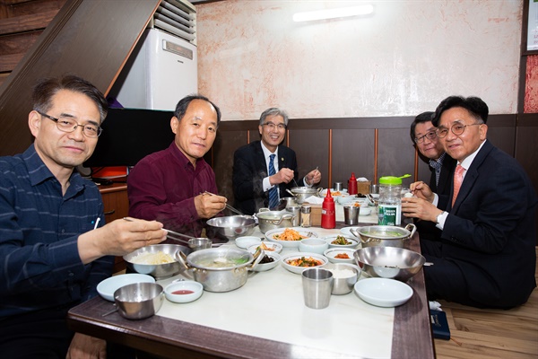 경남과기대 김남경 총장과 보직교수들이 진주중앙시장의 음식점을 찾았다.