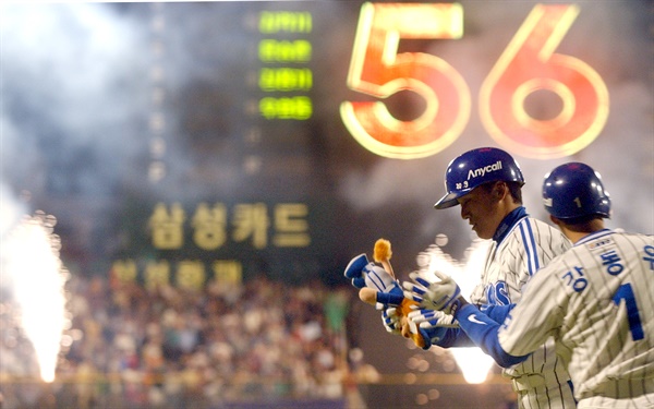 국민타자 이승엽이 2003년 10월 2일 대구구장에서 열린 프로야구 삼성-롯데전 2회말에 아시아 홈런 신기록인 56호 홈런을 친 후 홈인하며 팀 동료들의 축하를 받았다.
                                                             