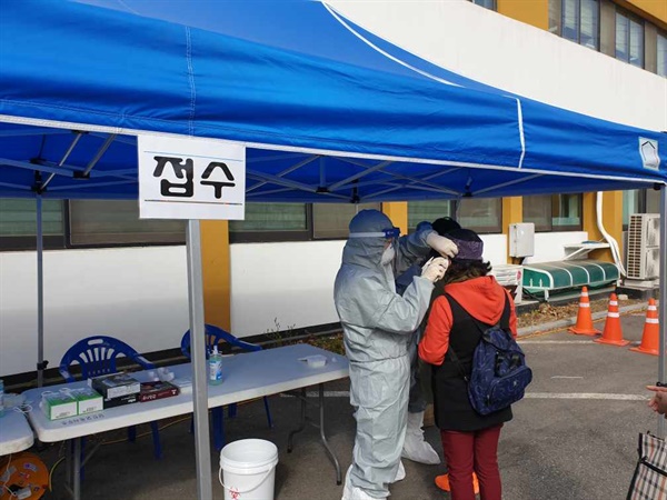  당진시가 코로나19 집단발생 예방을 위해 요양병원, 요양시설, 장애인시설 등 고위험 집단시설에 대한 전수검사를 실시중이다.