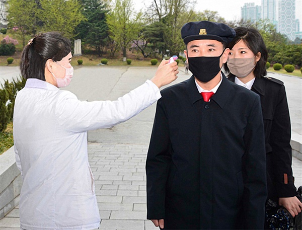 지난 20일 북한 대외선전매체 <내나라>는 각급 대학과 고급중학교(고등학교)에서 학생들이 수업을 시작했다고 밝혔다. 등교길 교문에서 체온 측정을 받고 있는 북한 학생들의 모습. 2020.4.20 [내나라 웹사이트 캡처.재판매 및 DB 금지]