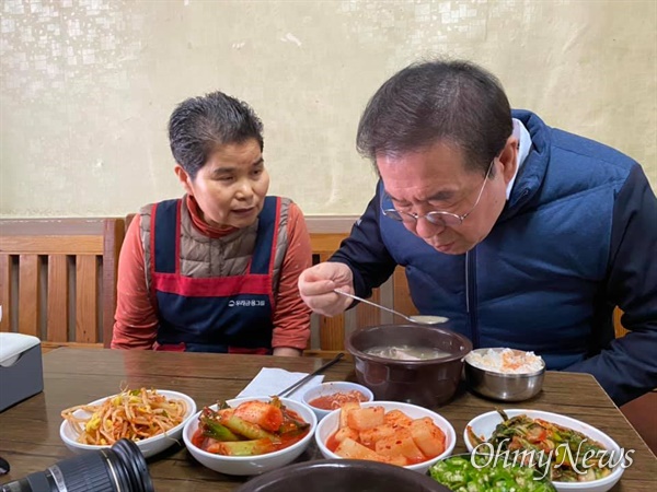  4월 22일 박원순 서울시장이 코로나19로 힘들어하는 자영업자의 목소리를 들을 겸 순댓국집에서 점심식사를 했다.