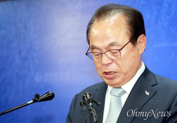 강제추행 사실을 인정한 오거돈 부산시장이 23일 사퇴 입장을 발표하고 있다.