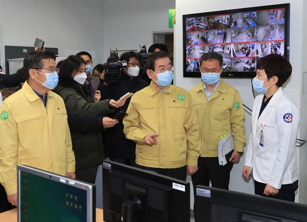 박원순 서울시장이 2월 18일 오전 서울 중랑구 서울의료원을 찾아 코로나19 치료에 투입된 의료진을 격려하고 있다.