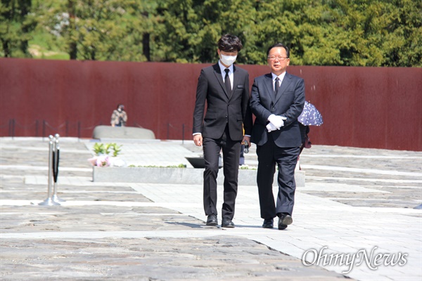 더불어민주당 김부겸 국회의원이 4월 24일 오후 김해 봉하마을을 찾아 고 노무현 전 대통령 묘소를 참배한 뒤 나오고 있다.