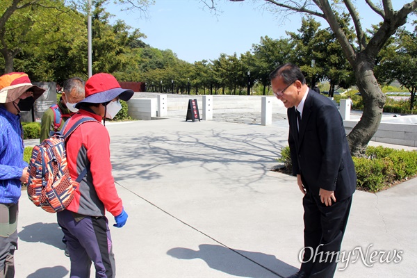 더불어민주당 김부겸 국회의원이 4월 24일 오후 김해 봉하마을을 찾아 고 노무현 전 대통령 묘소를 참배하고 나와 방문객을을 만나 인사를 나누고 있다.