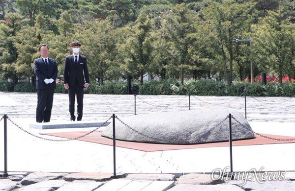 더불어민주당 김부겸 국회의원이 4월 24일 오후 김해 봉하마을 고 노무현 대통령 묘소를 참배했다.