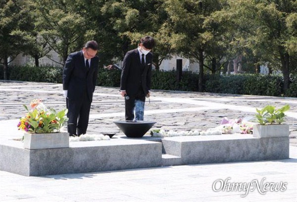 더불어민주당 김부겸 국회의원이 4월 24일 오후 김해 봉하마을 고 노무현 대통령 묘소를 참배했다.