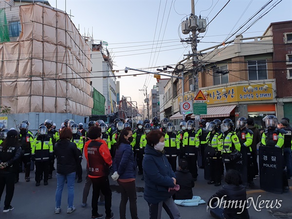  24일 오후 대구시 중구 동인3동 재개발지구 현장에서 강제철거에 들어가자 일부 주민들이 반발하자 경찰이 도로 입구를 막고 주민들의 통행을 차단하고 있다.