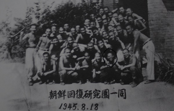 해방 직후인 1945년 8월 18일에 찍은 '조선회복연구단 일동' 사진. 이들은 어제 감옥에서 풀려나왔다.