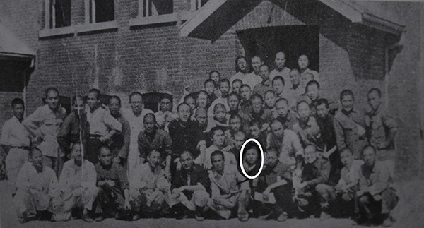 1945년 3월부터 10월까지 투옥된 안동농림학교 학생들(원내는 생존 지사 장병하 선생)