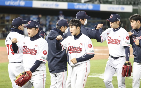  24일 오후 부산 사직구장에서 열린 프로야구 NC 다이노스와 롯데 자이언츠 연습경기에서 승리한 롯데 선수들이 팔뚝 하이파이브로 세리머니를 하고 있다. 