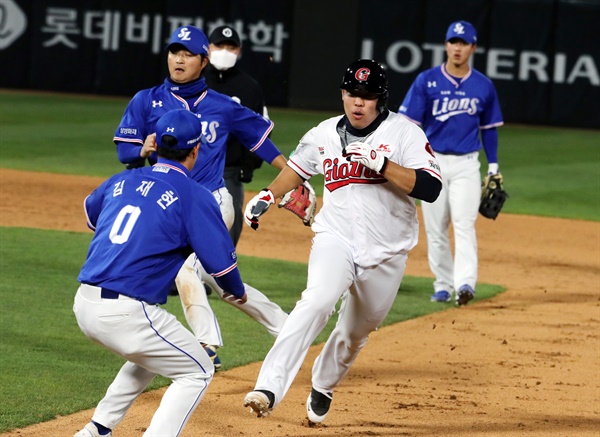  23일 오후 부산 사직구장에서 열린 프로야구 삼성 라이온즈와 롯데 자이언츠 연습경기. 6회 말 1, 3루 상황에서 1루에 있던 롯데 지성준이 추재현 타석 때 2루를 도루하다 런다운에 걸려 아웃되고 있다.