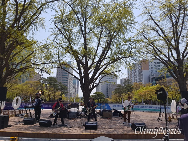  '애뜰 온라이브'의 첫 번째 주자인 크라잉넛은 4월 23일 인천애뜰 무대에서 무관중 깜짝 공연을 펼쳤다. 올해 처음 공연 무대에 선다는 크라잉넛은 "그동안 무대가 너무 그리웠다"면서 '좋지 아니한가', '명동콜링', '밤이 깊었네', '룩셈부르크', '말달리자' 등의 노래를 열창했다.