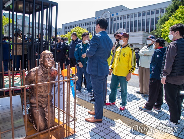 5·18민주화운동 당시 헬기 사격 사실을 증언한 고 조비오 신부의 명예를 훼손한 혐의로 불구속 기소된 전두환씨가 27일 오후 전남 광주지방법원에 출석을 앞두고 피해자 단체에서 구속된 전두환 동상을 세워 두고 있다.