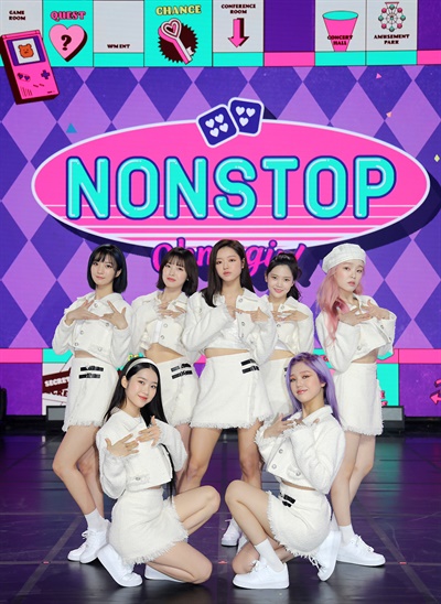 '오마이걸' 보드 게임 속 여신미 오마이걸이 27일 오후 온라인으로 진행된 미니 7집 앨범 < NONSTOP > 발매 기념 온라인 미디어 쇼케이스에서 포즈를 취하고 있다. < NONSTOP >은 우정과 설렘의 경계선에 빠진 복잡 미묘한 감정을 보드게임 속 무인도에 빠졌을 때의 상황에 비유해 풀어낸 앨범이다.