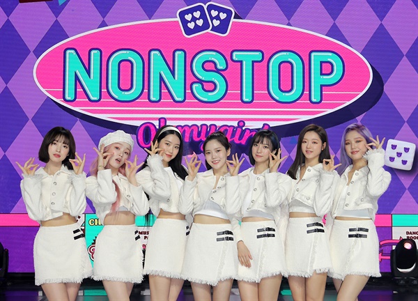 '오마이걸' 보드 게임 속 여신미 오마이걸이 27일 오후 온라인으로 진행된 미니 7집 앨범 < NONSTOP > 발매 기념 온라인 미디어 쇼케이스에서 포즈를 취하고 있다. < NONSTOP >은 우정과 설렘의 경계선에 빠진 복잡 미묘한 감정을 보드게임 속 무인도에 빠졌을 때의 상황에 비유해 풀어낸 앨범이다.