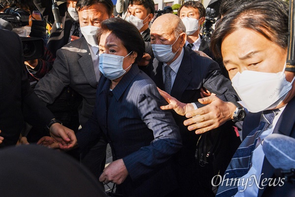 전두환씨가 지난 4월 27일 광주지방법원에서 재판을 마치고 부인 이순자씨와 경호를 받으며 법원을 빠져나가고 있다.