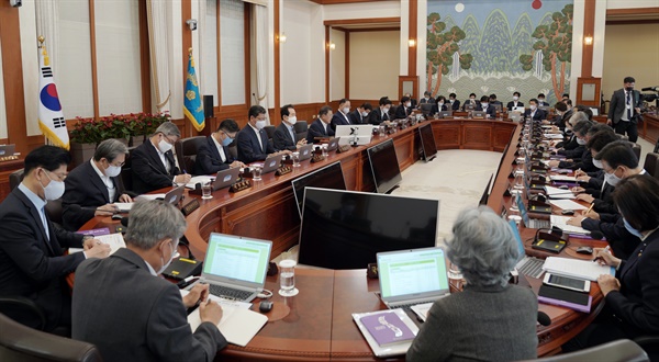 문재인 대통령이 28일 오전 청와대에서 열린 국무회의에서 발언하고 있다. 