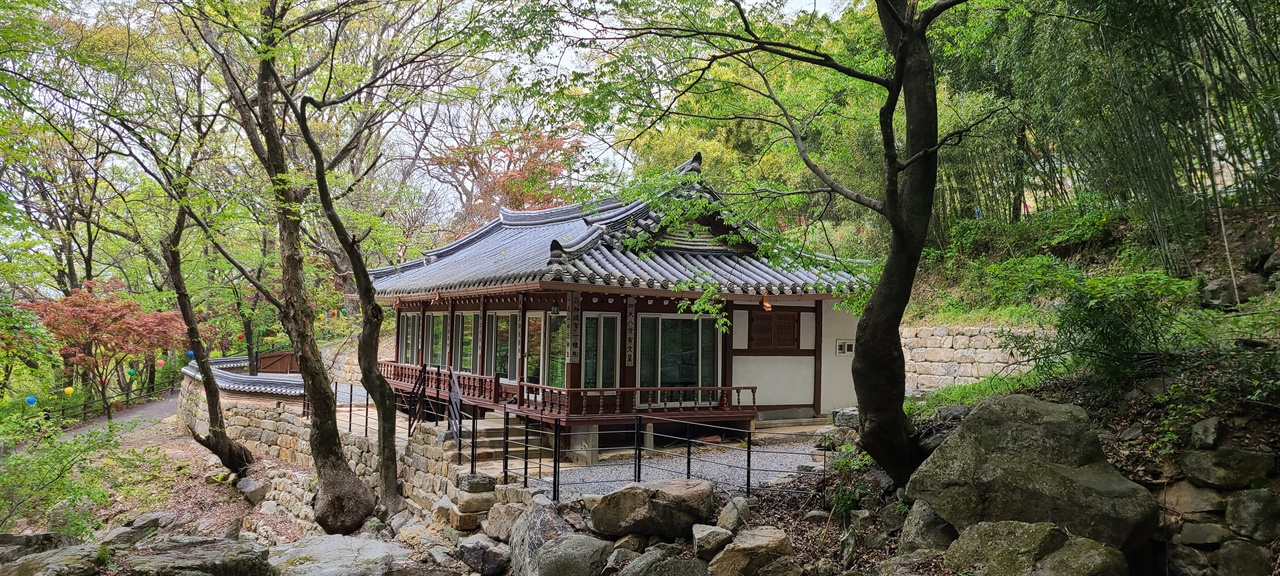 간성장    갑사구곡 중심에 윤덕영이 머무르던 별장이 있다. 그는 이곳에서 노년을 보내며 구곡을 설정했다.