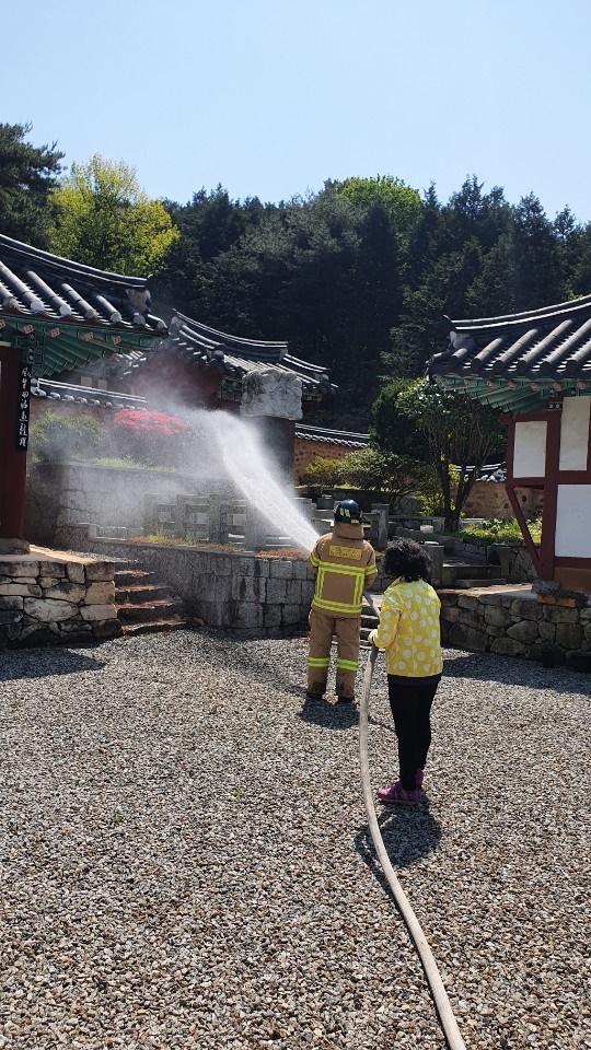 목조문화재 소방훈련 연향119안전센터는 관내 목조문화재인 옥계서원 소방훈련을 실시하였다.